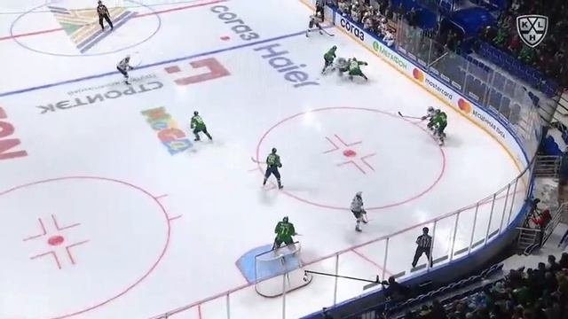 Артём Галимов шедеврально  обыграл играков Салавата Юлаева и отдал голевой пас