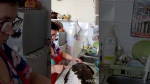 Чистим от чешуи крупного сазана.