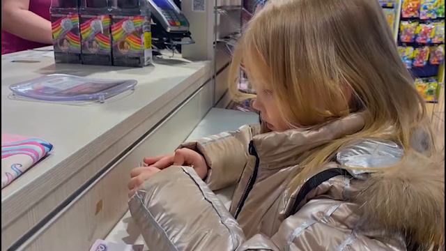 У Кати есть НАЛИЧНЫЕ и БЕЗНАЛИЧНЫЕ ДЕНЬГИ !!!))