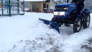 Очистка снега трактором Скаут с лопатой-отвалом