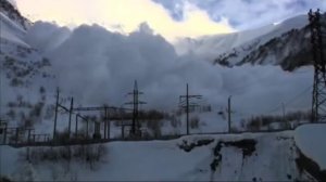 Группу людей накрывает лавина. A group of people covering an avalanche.