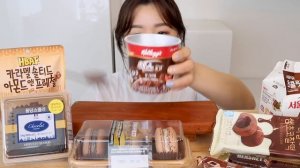 ASMR Korean Convenience Store Mukbang 편의점 먹방 짜파게티 라면 삼각김밥 초코마카롱 디저트 CVS Brown Food Macaron Desserts