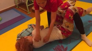 Как расслабить поясницу и спину - мягкие скрутки в тайском массаже