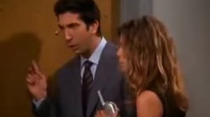 Рейчел и Росс случайно заперли дверь, за которой находится Эмма. Друзья