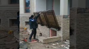 Откидные козырьки над приямками на газовых амортизаторах