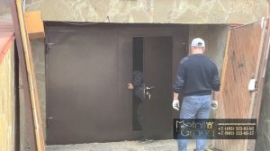 Распашные гаражные ворота в частном доме - демонтаж старых и установка новых.