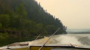 Туризм на Колыме. река Аян-Юрях в дыму. Дым над водой. Магаданская область