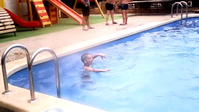 Я купаюсь в басейне смотреть онлайн