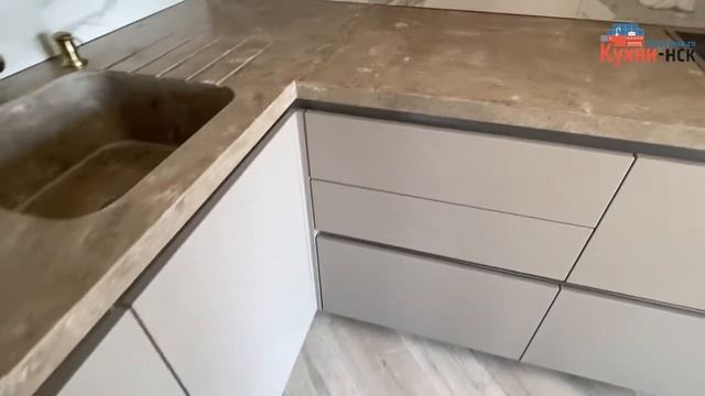 Угловая кухня до потолка с антресольными шкафами смотреть онлайн