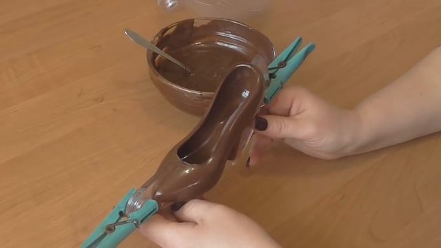 Шоколадные фигурки.Туфелька, мяч и яйцо.