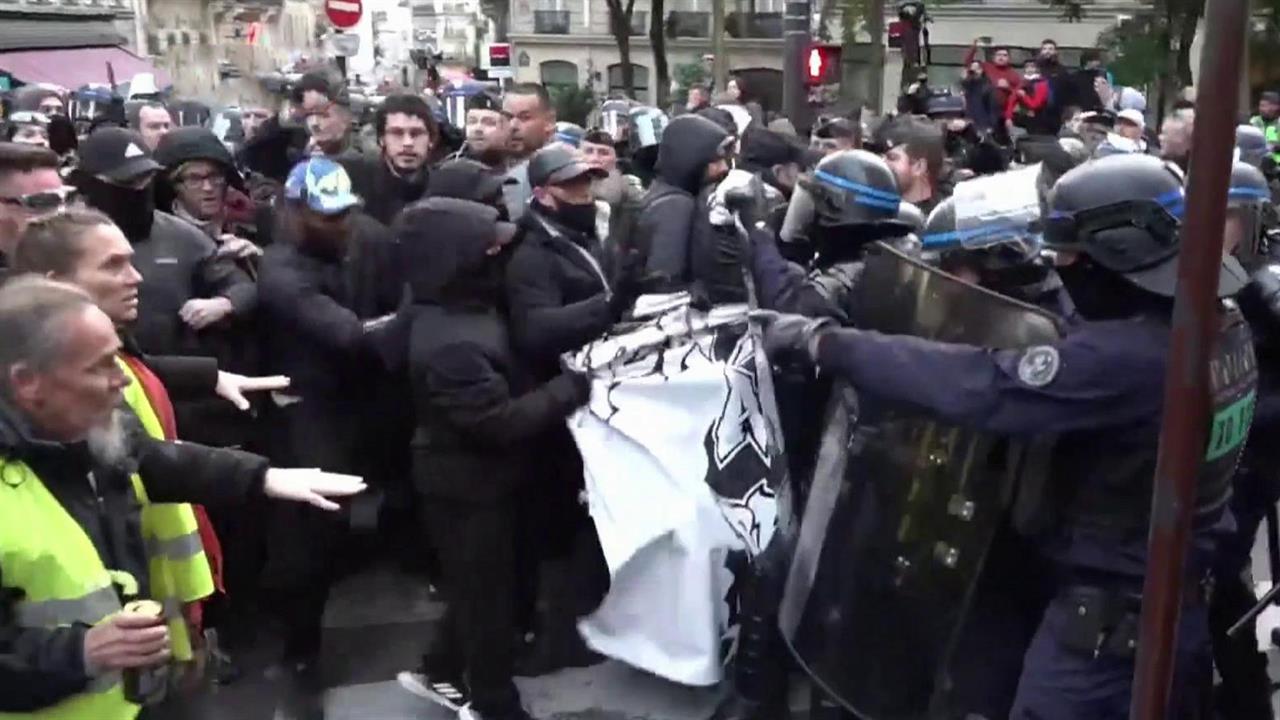 Французская полиция жестко разогнала участников масштабной демонстрации в Париже
