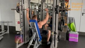 17. Жим штанги сидя в тренажере Смита