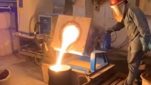 Плавка стали в индукционной печи.