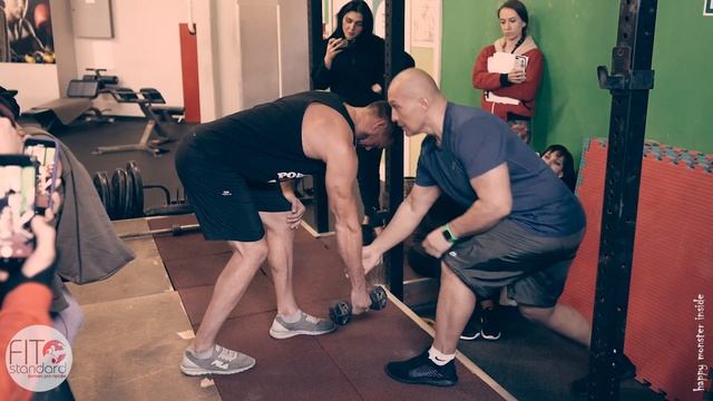 Упражнение "Тяга гантели в наклоне". Обучение "Персональный тренер тренажерного зала". смотреть онлайн