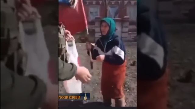 Видео украинская бабушка. Украинская бабушка с флагом.