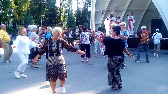 90. Танцы в парке горького танцевать *Не удивляйся мама*. Танцуем парк горького.