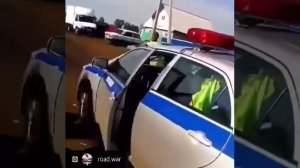 Мужчина пытается украсть полицейский пистолет