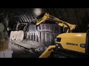 Brokk 170 с ковшом в шахте