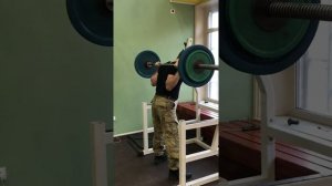 Приседания со штангой 80 кг.. двигаюсь к сотке
