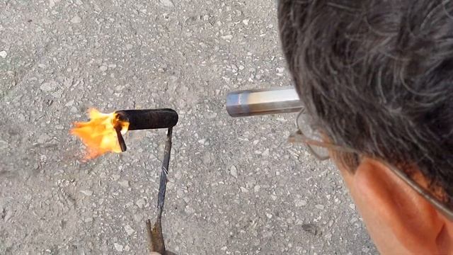Очищаем валик от полиэфирной смолы.