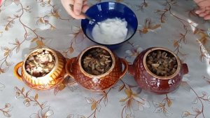 Фрикадельки с картошкой и грибами под сыром. В горшочках