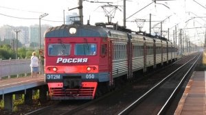 ЭТ2М-050 "Россия" сообщением Санкт-Петербург — Павловск делает остановку на о.п. Паровозный музей