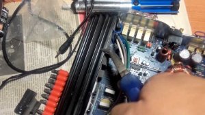 Снимаем защелки с автоусилителя