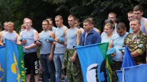 Владимир Киселев поет для десантников