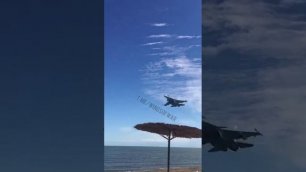 Видео пролета Су-34 ВКС РФ над головами отдыхающих на пляже Приморско-Ахтарска.
