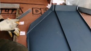 односкатная крыша, обход колонны на фальцевой кровле