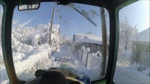 Расчистка снега на узких улицах экскаватором ЭО-2621