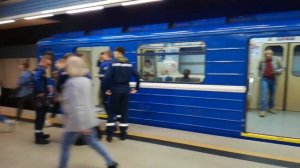 Поезд следует через станцию Петровщина минского метрополитена