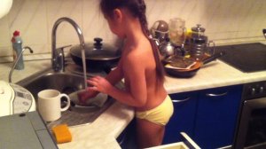 помощница моет посуду