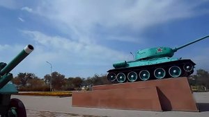 Танк на постаменте в городе Балхаш