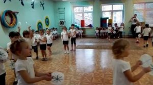 Танец "Часики" на спортивном развлечении.