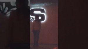 Девушке красиво поет в караоке