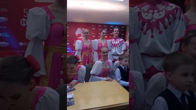 Ансамбль танца ,,Гжель,,  Фотосессия и раздача автографов  после концерта.