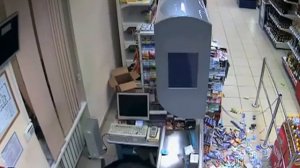 Упал в магазине, перевернул всю предкаску.