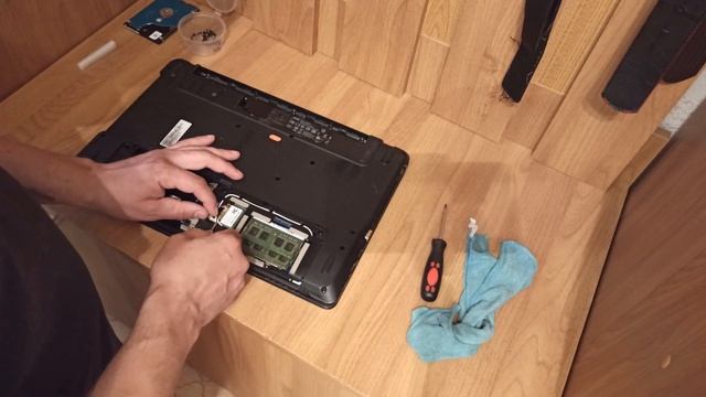 Восстановим два ноутбука Acer Aspire до рабочего состояния своими руками, все достаточно просто. смотреть онлайн