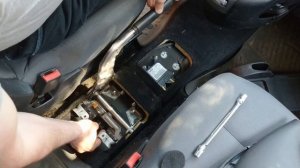 Регулировка ручного тормоза в Citroen Berlingo