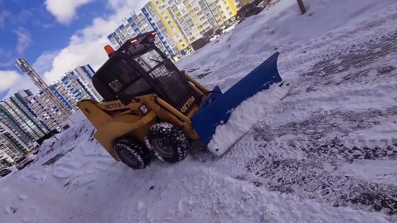 Манёвры во время уборки снега мини-погрузчика ЧЕТРА серии МКСМ