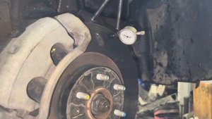 Проверка тормозных дисков Киа Махав 2 на предмет биения