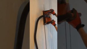 Штроборез Hilti DC-SE 20 в работе.