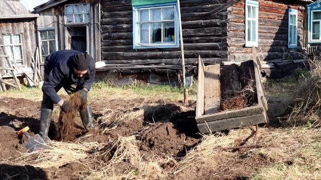 КУПИЛ ДОМ В ДЕРЕВНЕ ГРЯДКА ИЗ ДЕРНА И КАК ЖЕ БЕЗ ГАРМОНИ ЧАСТЬ 12 смотреть онлайн