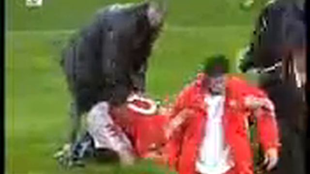 Смерть на футбольном поле смотреть онлайн