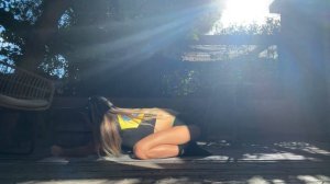 Глубокая растяжка на природе и расслабляющая йога