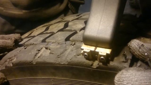 Нарезка протектора на старой грузовой шине от фуры смотреть онлайн