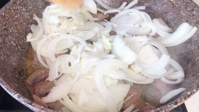 ПЕЧЕНЬ ЖАРЕНАЯ С ЛУКОМ НА СКОВОРОДЕ.