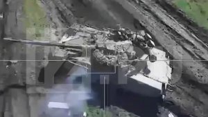 Удар Ланцетом по танку ВСУ в районе Кременной/Strike at the ukrainian tank by "Lancet UAV
