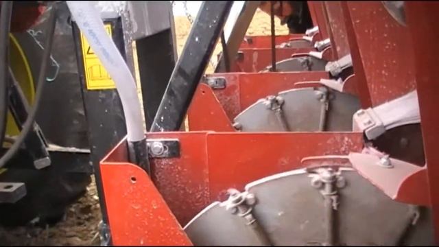 Посадка чеснока механической сажалкой Брох (Испания) смотреть онлайн